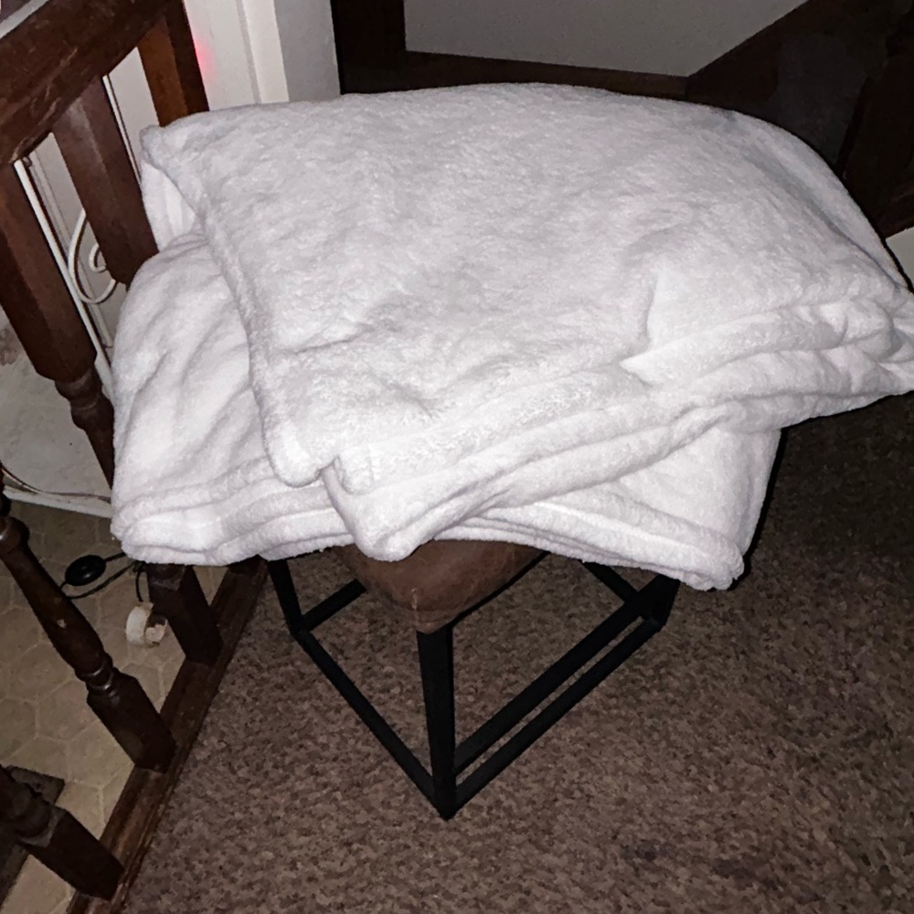 Plush White Throw Blanket - Luxurious Soft Home Comfort